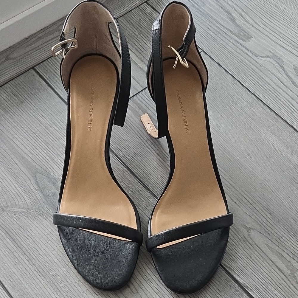 Banana Republic Black Women's Heels (2.5 Inch) Size 8